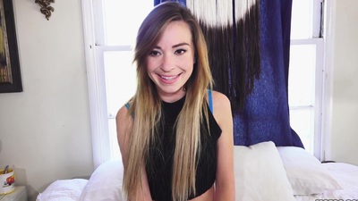 Divine lounge lizard Kylie Nicole bonks well